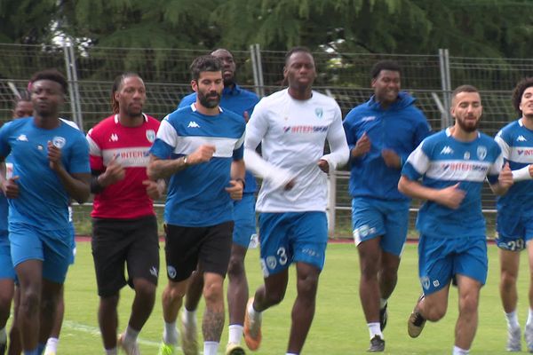 Les Chamois Niortais ont repris l'entraînement dans une atmosphère morose. On leur annoncé le rachat du club par un investisseur mais beaucoup n'y croient pas.