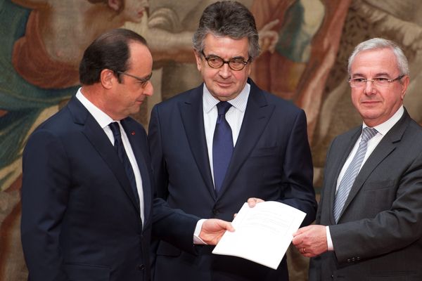 Les députés Alain Claeys (PS) et Jean Leonetti (UMP), lors de la remise au président de la République de leur rapport sur la fin de vie.