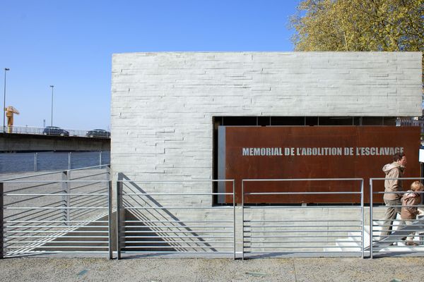 Le mémorial de l'abolition de l'esclavage, près du pont Anne de Bretagne, a été inauguré en 2012.