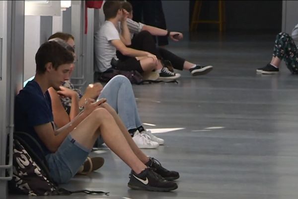 Concentration dans les couloirs du lycée Pierre-Bourdan, avant l'oral de rattrapage