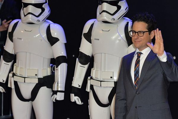 Le réalisateur-producteur JJ Abarms devant deux stormtroopers de la saga Star Wars