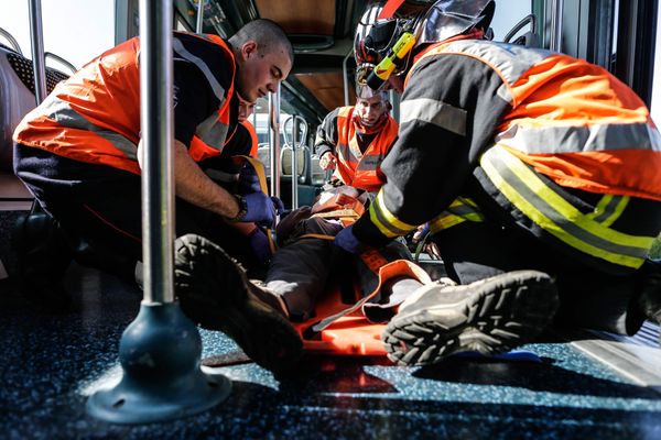 Pompiers et équipe du SMUR ont pris en charge un homme de 59 ans qui a eu la jambe écrasée par un engin. Image d'illustration.