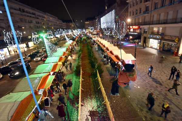 Le marché de Noël de Valenciennes, place d'Armes. 