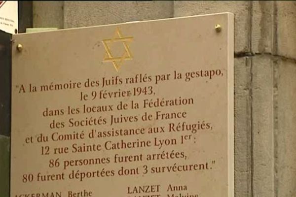 Une plaque portant les noms des 86 personnes arrêtées le 9 février 1943 à Lyon figure à hauteur du n°12 de la rue Sainte-Catherine.