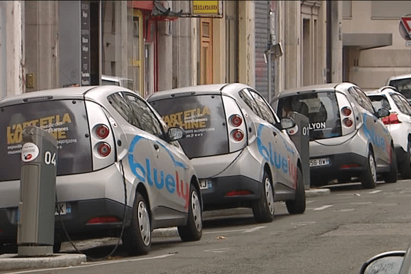 A côté de Bluely coexistent deux autres prestataires spécialisés dans l’autopartage : Citiz et sa centaine de véhicules électriques. Et Sun Moov' et ses trente voitures. 