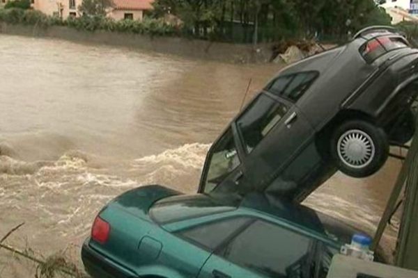 La crue a emporté les voitures dans les Pyrénées-Orientales. 30 novembre 2014