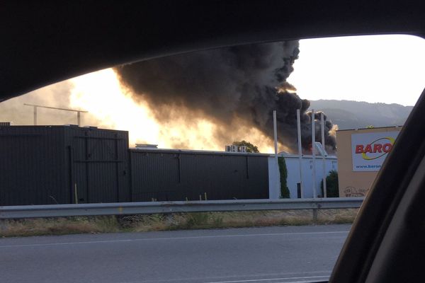 Les flammes ont rapidement embrasé le magasin YESSS Electrique