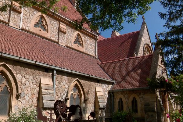 Depuis 2017, la mission Patrimoine de Stéphane Bern permet de financer, grâce à son loto et ses jeux de grattage, la sauvegarde du patrimoine en péril. Parmi les projets sélectionnés en 2024, la chapelle anglicane du XIXᵉ siècle de Costebelle à Hyères.