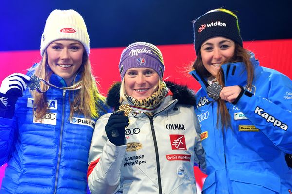  Tessa Worley entourée de Mikaela Shiffrin à gauche, et de Sofia Goggia sur le podium de Saint-Moritz le 16 février 2017.  