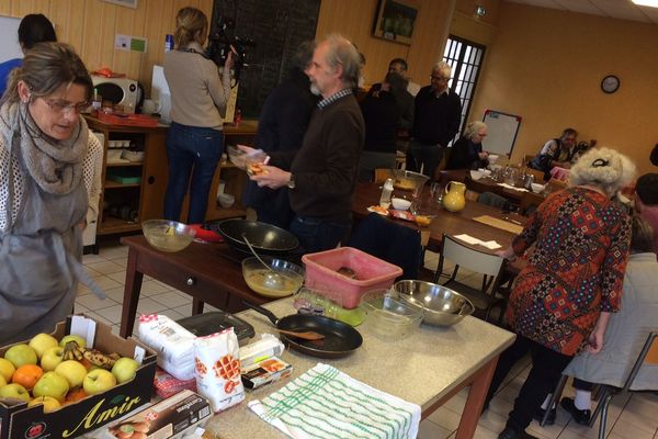 Les migrants et les associations ont partagé leur dernier repas solidaire, vendredi 30 mars, à Issoire dans le Puy-de-Dôme. Le local n'est plus mis à leur disposition à partir du 31 mars. 