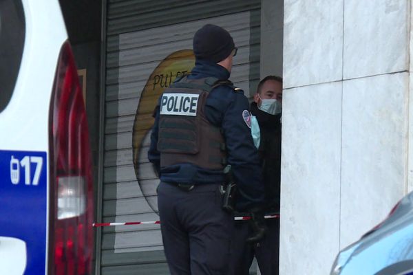 La police en bas de l'immeuble avenue Général de Gaulle au Mans