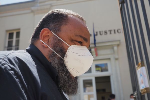 Dieudonné devant le tribunal de Chartres le 22 juin dernier.