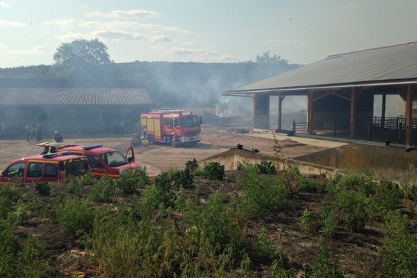 Les pompiers sont intervenus à la ferme de Jalogny, en Saône-et-Loire, ce jeudi 9 juillet 2015.