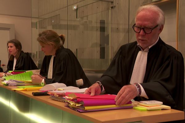 Les avocats de Driss Ouhmid, Me Marc Dufour et Me Patricia Lyonnaz, à la cour d'assises de la Haute-Savoie.