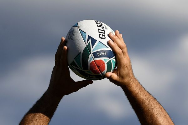 Un rugbyman tenant un ballon. Photo d'illustration Franck FIFE / AFP