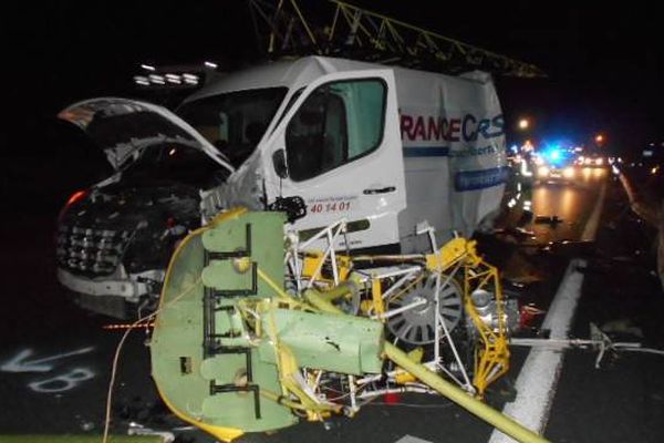 Le camion qui a percuté la fourgonnette stationnée sur la bande d'arrêt d'urgence sur l'A9 à hauteur de Loupian - 4 juin 2015