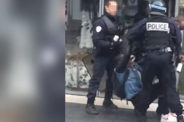 Capture d'image de la vidéo qui montre un adolescent se faire frapper par un policier non loin du lycée Bergson de Paris, le 24 mars 2016, en marge de la mobilisation contre la loi Travail.