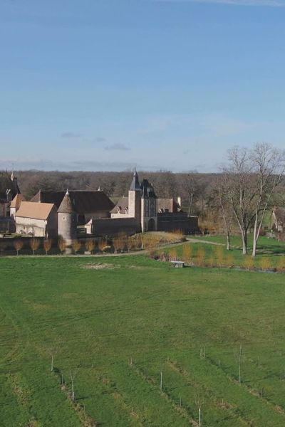 Le château de la Cour, sur la commune de Chapeau dans l'Allier, date du milieu du XVème siècle.