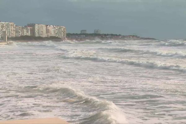 Des rafales de vents allant jusqu'à 100 km/h ont été enregistrées sur le littoral atlantique, comme ici, aux Sables d'Olonne