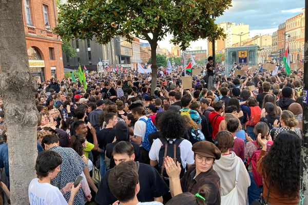 Une foule importante s'est rassemblée lundi 10 juin au pied des allées Jean Jaurès à Toulouse (Haute-Garonne).