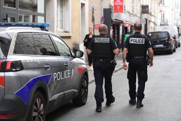 Ce samedi 21 septembre, dans les rues d'Alençon, le conducteur d’une voiture a accéléré pour semer les policiers. Un peu plus loin, sa voiture a fini sa course violemment dans un lampadaire. L’homme s'est enfui, son passager est légèrement blessé.