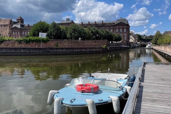 Le port de plaisance se situe au pied du château des Rohan de Saverne