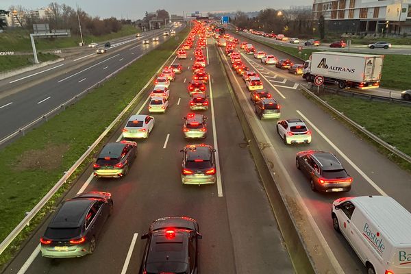 L'échangeur de Pierre-Bénite (Rhône) engorgé en raison de la colère des taxis