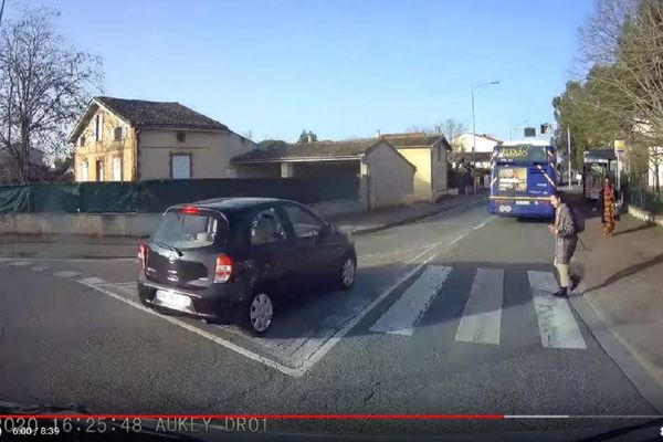 Cette voiture prise en flagrant délit de refus de laisser passer un piéton engagé ! 