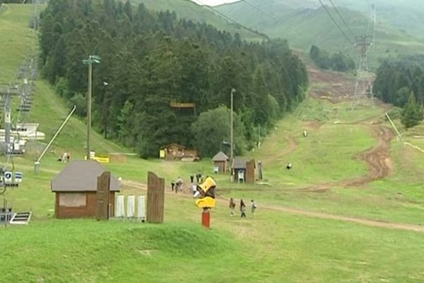 La station de sports d'hiver du Lioran, dans le Cantal, profite de cette période estivale pour mener d'importants travaux. D'un montant de 6 millions et demi d'euros, ils devraient permettre d'augmenter sa capacité d'accueil dès l'hiver prochain.