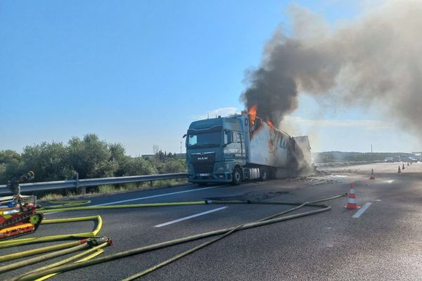 L'accident d'un poids lourd a propagé des débris en feu sur les bas-côtés de l'A9