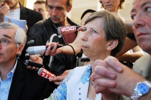 Elisabeth Borrel, ici avec ses avocats Mes Laurent de Caunes et Olivier Morice, se bat depuis 1995 pour lever le mystère sur la mort de son mari, retrouvé mort à Djibouti.