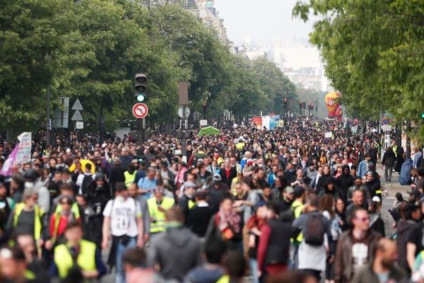 Des milliers de manifestants ont convergé vers la place d'Italie à Paris le 1er mai 2019.