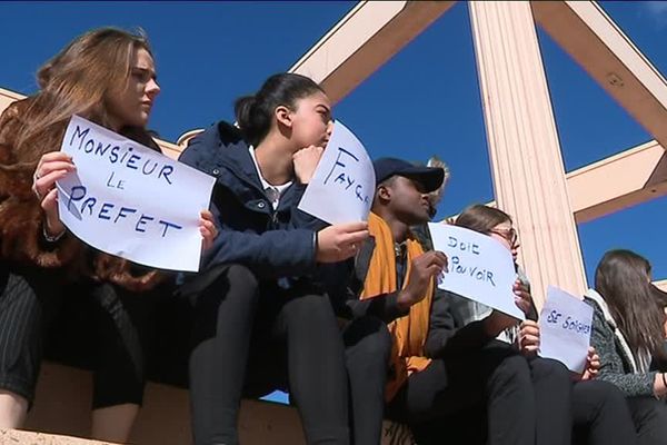 " Monsieur le préfet Fayçal doit pouvoir se soigner " avaient écrit sur des feuilles de papiers les camarades de classe du jeune homme - février 2016