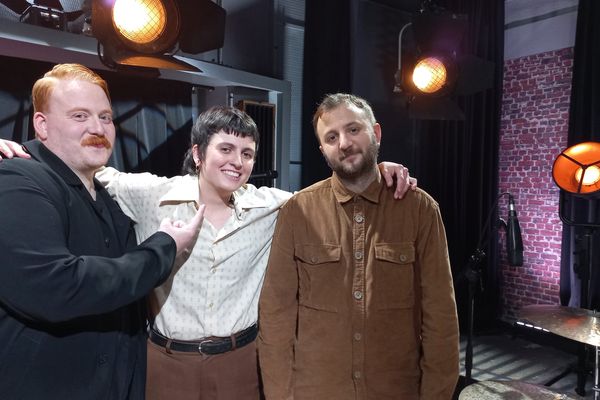 Adahy, au centre est entouré.e de ses deux musiciens : Maxime Mouquet à sa droite, bassiste, Thomas Berthelot, à sa gauche, batteur.