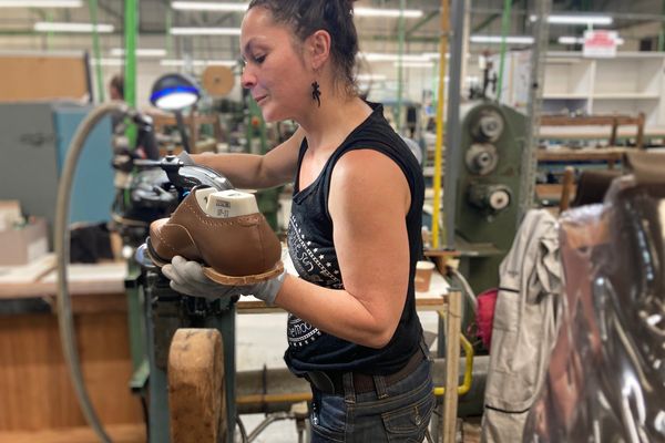 À l'occasion des Journées du patrimoine, une salariée de la manufacture J.M. Weston à Limoges, confectionne une paire de chaussures devant les visiteurs, samedi 21 septembre 2024.