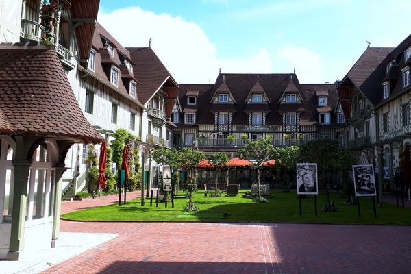 Une femme se noie dans la piscine d'un hôtel de luxe à Deauville / Archives, Le Normandy, Deauville