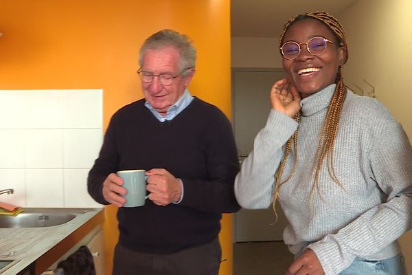 Grâce au soutien de son parrain Jacques, Arianne, étudiante à Clermont-Ferrand, peut faire ses courses et remplir son frigo.