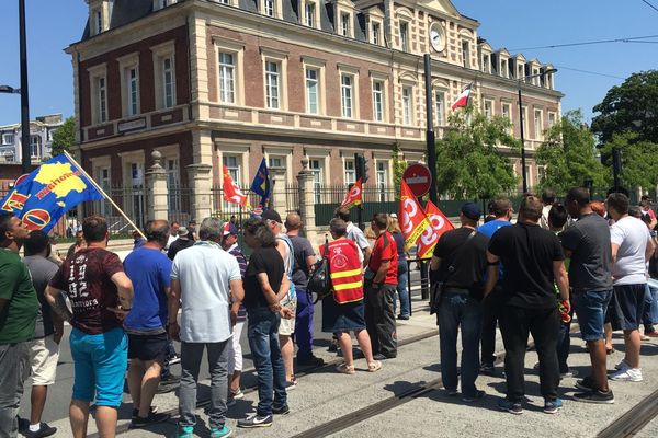 Rassemblement devant la sous-préfecture du Havre le 14 juin 2017