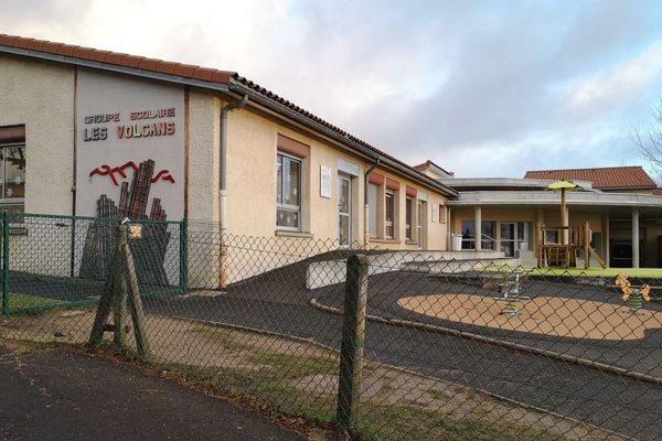 Des parents d'élèves de Saint-Genès-Champanelle, dans le Puy-de-Dôme, s'insurgent contre le non-remplacement des enseignants absents.