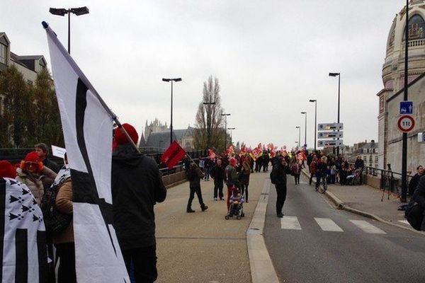 Manifestations sur le pont LU à l'occasion de la venue à Nantes du Premier ministre Manuel Valls pour l'ouverture des Assises de la mer