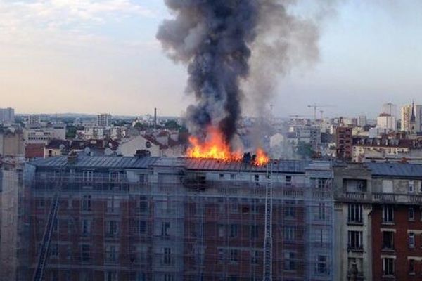 L'incendie s'est déclenché samedi soir dans une des cages d'escalier d'un immeuble en brique années 30 situé dans le centre d'Aubervilliers (Seine-Saint-Denis), près de Paris.