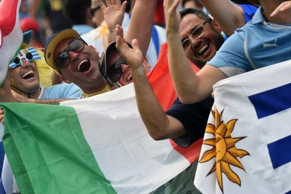 Nos voisins italiens affrontent l'Uruguay, dans la ferveur populaire de ce Mondial au Brésil.