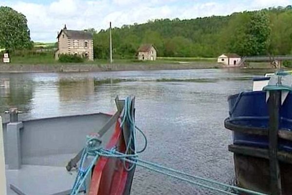 Depuis dimanche, la navigation est partiellement interrompue sur le canal du Nivernais en raison des crues.