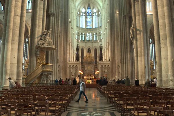 La cathédrale d'Amiens a rouvert ses portes pour ofrfir la traditionnelle messe du dimanche à 30 fidèles.