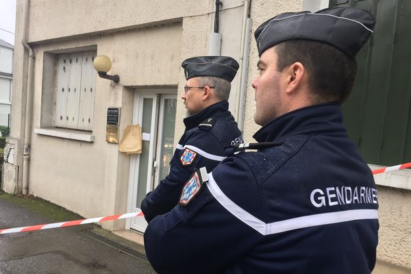 Les gendarmes devant le cabinet du médecin retrouvé mort à Nogent-le-Rotrou, le 1er février 2017.