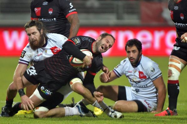 Fred Michalak dans la douleur, après la mi-temps où les deux clubs affichent 3 partout