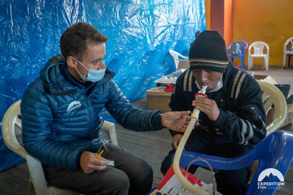 Samuel Vergès avec un habitant de La Rinconada, la ville la plus haute du monde qui est située au Pérou. 