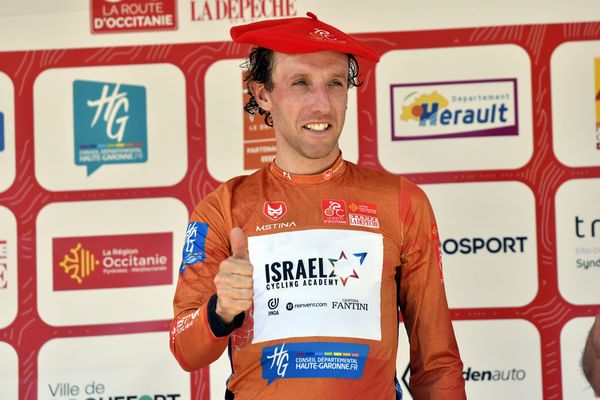 Michaël Woods sur le podium après sa victoire aux Angles, le samedi 18 juin 2022.