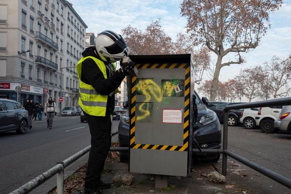 Deux hommes, soupçonnés d'avoir vandalisé plusieurs radars, ont été mis en examen et écroués dans la Loire. Photo d'illustration.
