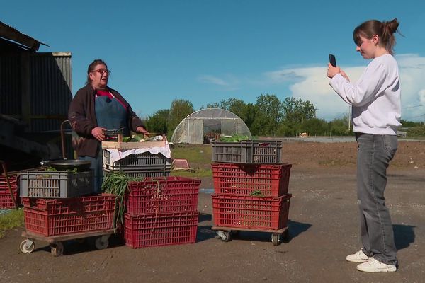 Filmée par sa petite fille Romane, Éliane livre ses recettes en patois vendéen pour mettre en valeur les produits de l'exploitation familiale du Perrier (Vendée).